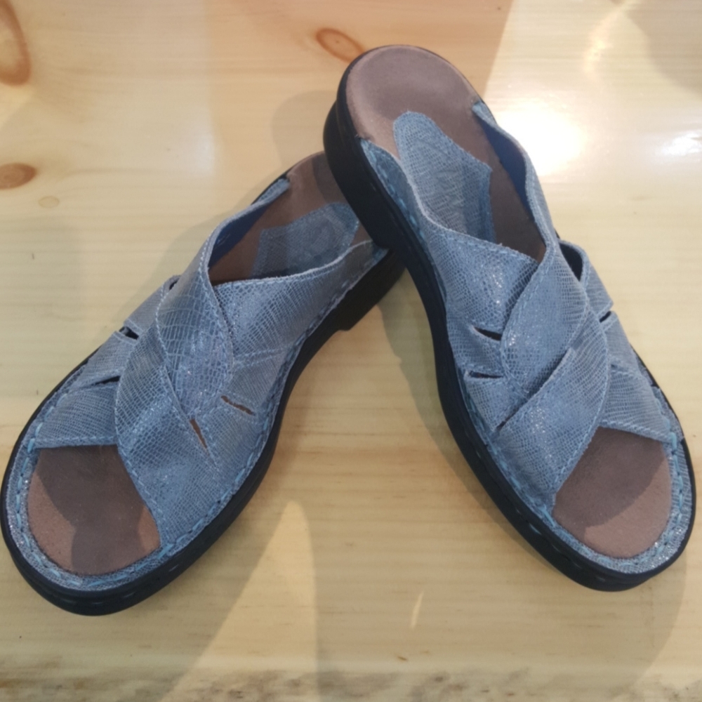 CLARK'S LEATHER SLIDE ON SANDALS.